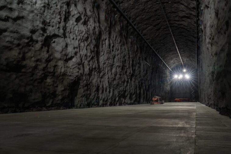 Des équipes du Dakota du Sud excavent 800 000 tonnes de roche pour construire le plus grand détecteur de neutrinos du monde 1 South Dakota crews excavate 800,000 tons of rock to build world