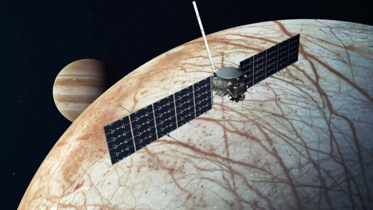 Retardée par l'ouragan Milton, la NASA prépare Europa Clipper pour le voyage vers la lune glacée Europa de Jupiter 1 Delayed by Hurricane Milton, NASA prepares Europa Clipper for journey to Jupiter