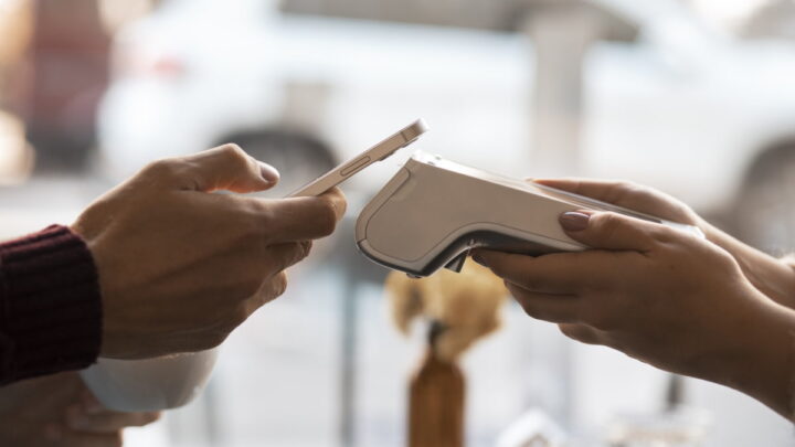 Est-il sûr de payer avec son téléphone, via des applications comme Google ou Apple Pay ? 6 1728659359 9 Est il sur de payer avec son telephone via des applications
