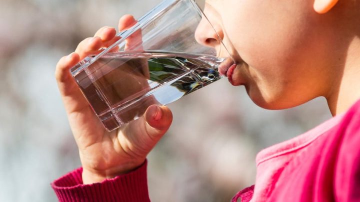 La science démystifie : boire beaucoup d'eau ne vous aide pas à soulager une gueule de bois 4 Boire de l'eau