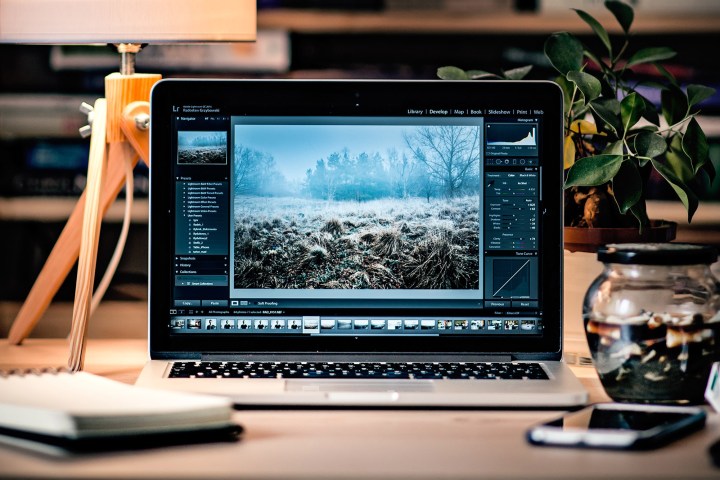L'IA de Google a aidé à remporter deux prix Nobel cette semaine 4 Un Macbook sur un bureau avec Adobe Lightroom ouvert à l'écran.