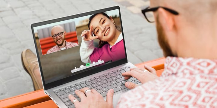 L'IA de Google a aidé à remporter deux prix Nobel cette semaine 7 Quelqu'un utilisant le Dell Inspiron 14 sur son ordinateur portable pour passer un appel vidéo.