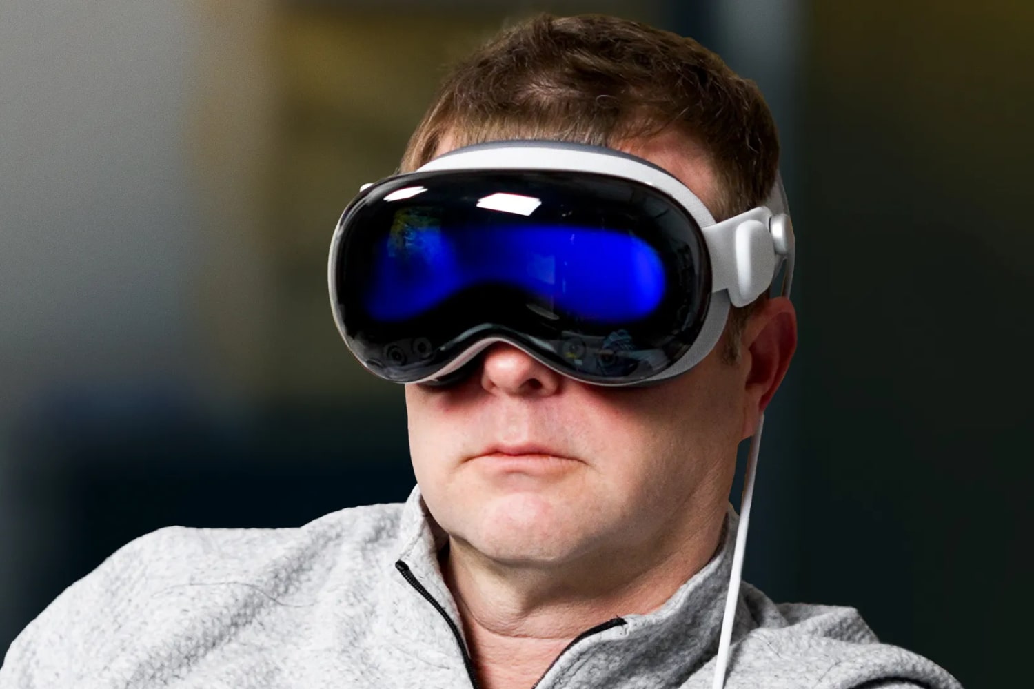 Apple espère surpasser Meta avec ses propres lunettes intelligentes 3 Une personne portant un casque Apple Vision Pro.