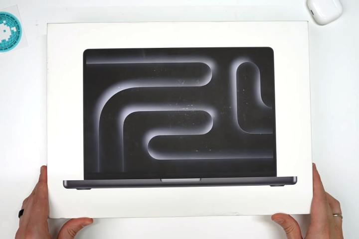 Ces énormes fuites sur le MacBook Pro M4 "confirmées" comme vraies 3 YouTuber russe Romancev768 avec ce qui est prétendu être un véritable MacBook Pro M4.