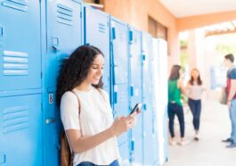La plupart des Américains soutiennent l'interdiction des téléphones à l'école, mais seulement pendant les cours 1 Most Americans support banning phones in schools, but only during classes