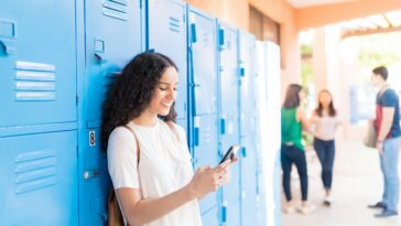La plupart des Américains soutiennent l'interdiction des téléphones à l'école, mais seulement pendant les cours 14 Most Americans support banning phones in schools, but only during classes