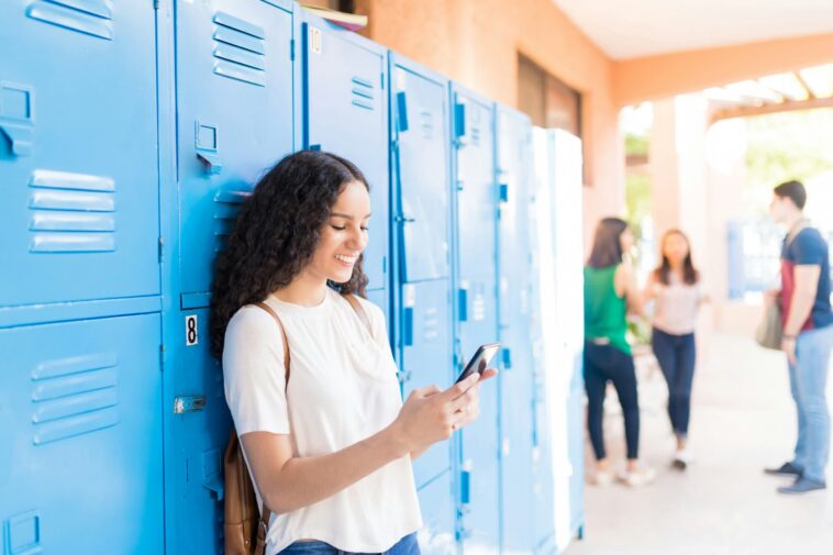La plupart des Américains soutiennent l'interdiction des téléphones à l'école, mais seulement pendant les cours 1 Most Americans support banning phones in schools, but only during classes