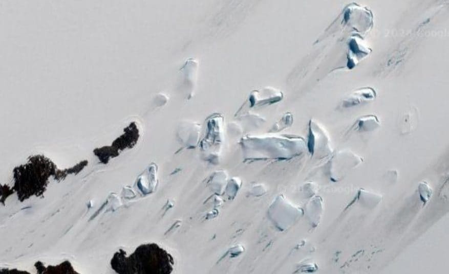 Les complotistes pensent avoir découvert un immense portail en Antarctique en naviguant sur Google Maps 4 Les structures similaires au portail. Crédit : Google Maps