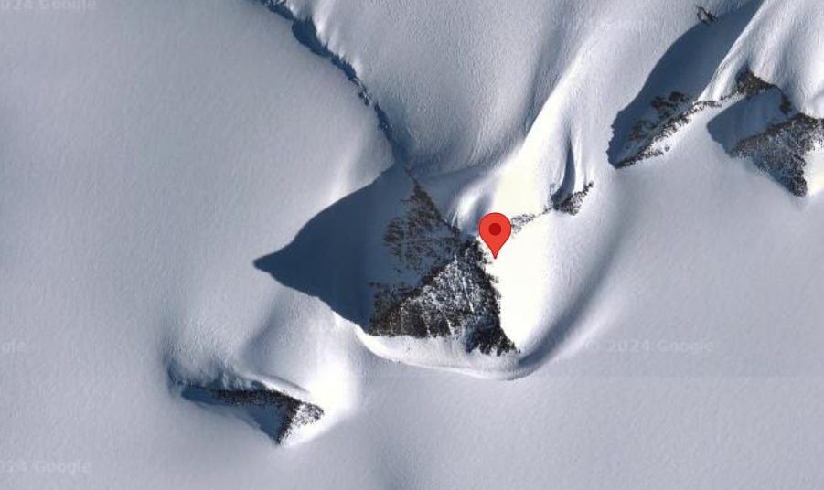 Les complotistes pensent avoir découvert un immense portail en Antarctique en naviguant sur Google Maps 3 La "pyramide" vue du ciel. Crédit : Google Maps