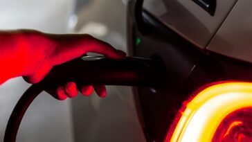 Les prix des batteries de véhicules électriques devraient chuter, une baisse spectaculaire de 50 % prévue d'ici 2026 11 EV battery prices set to plummet, dramatic 50% drop predicted by 2026