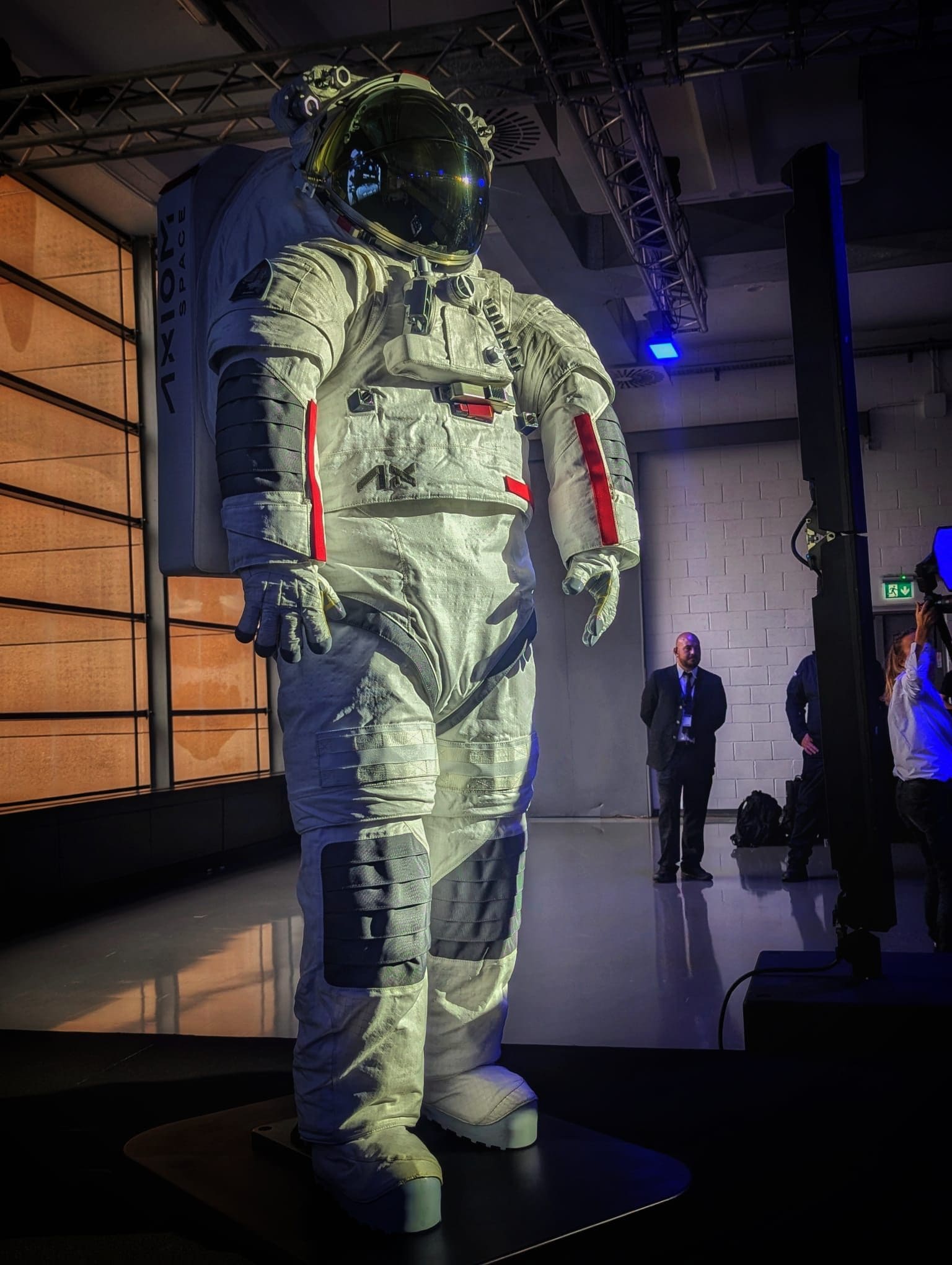 Dévoilé les combinaisons avec lesquelles nous retournerons sur la Lune : « Avec celles-ci, nous arriverons pour la première fois au Pôle Sud » 5 FANPAGE | La combinaison réalisée par Axiom et une maison de mode
