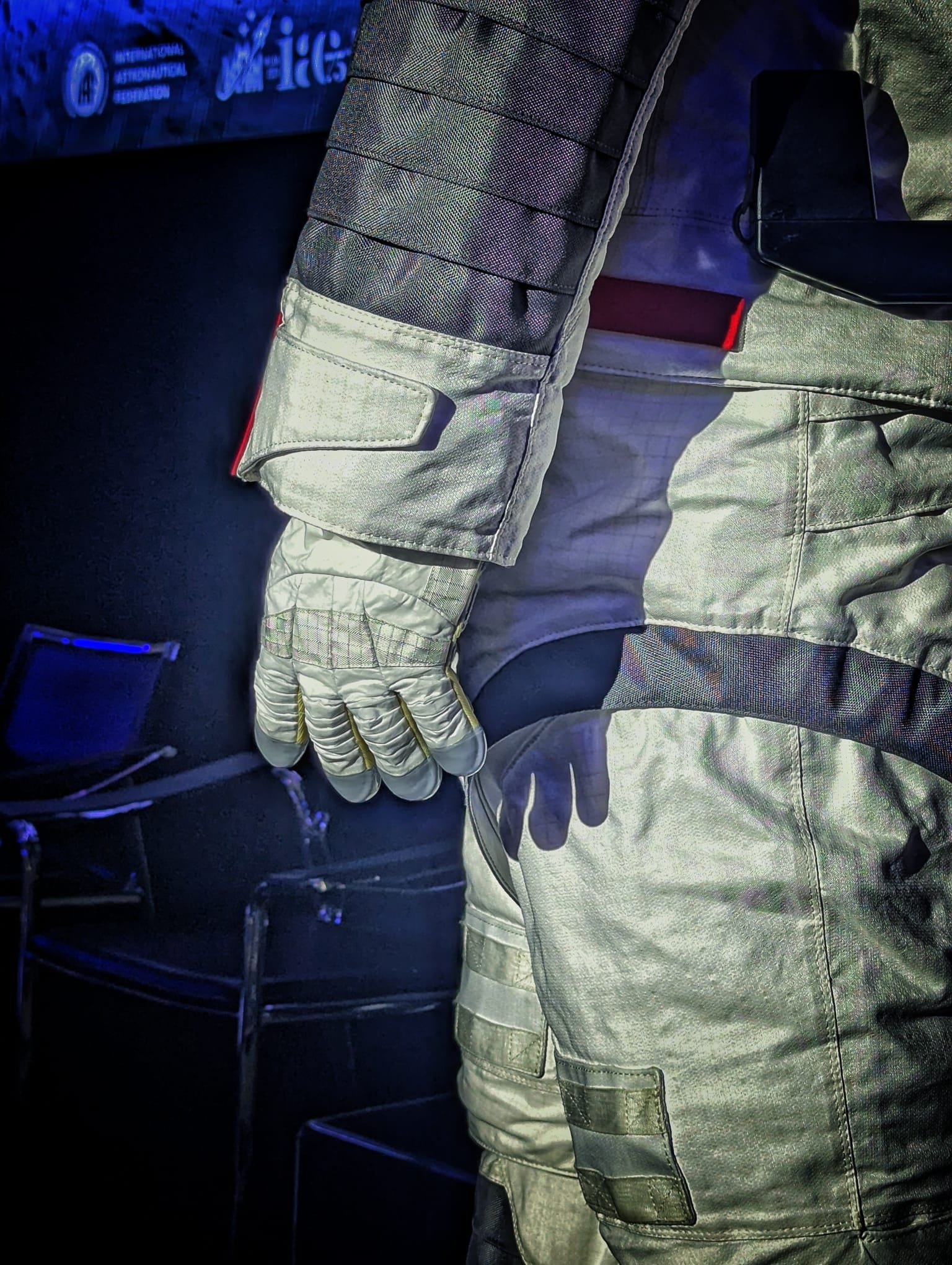 Dévoilé les combinaisons avec lesquelles nous retournerons sur la Lune : « Avec celles-ci, nous arriverons pour la première fois au Pôle Sud » 4 FANPAGE | Les gants de la nouvelle combinaison