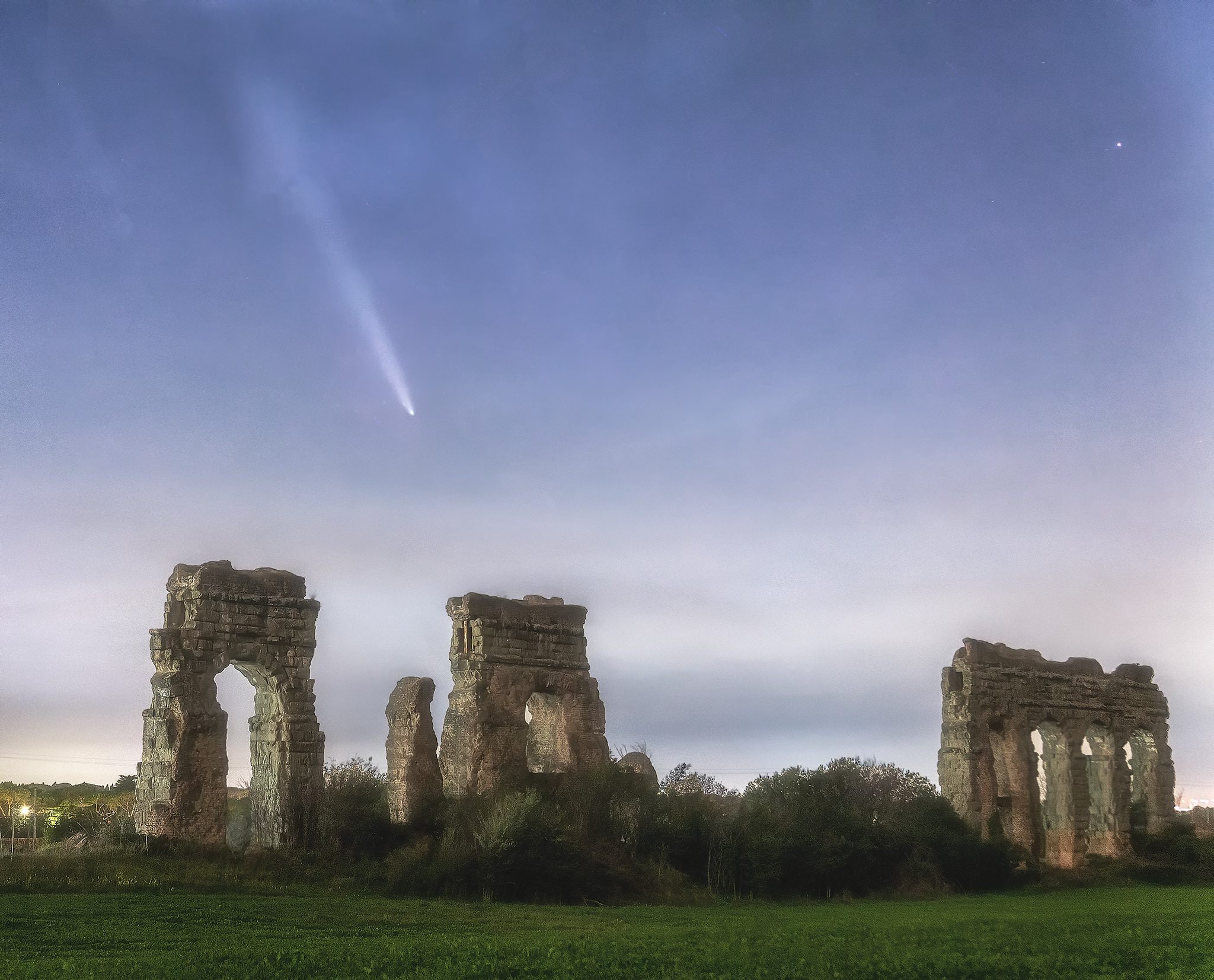 La comète du siècle brille sur l'aqueduc romain : la magnifique prise de vue dans le ciel de la Ville Éternelle 3 Crédit : Alessandro Nobili