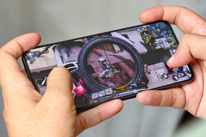 Call of Duty Mobile sur OnePlus Nord 4 dans les mains.