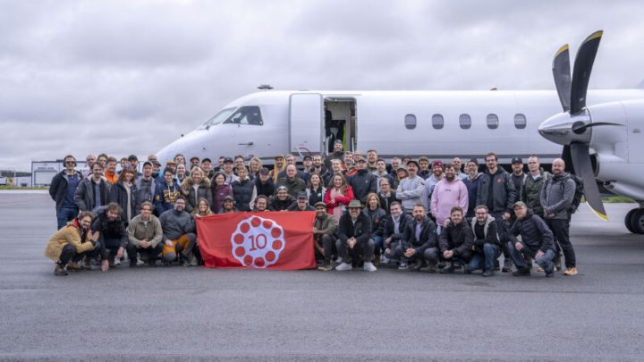 Je suis entré dans la Den of Wolves pour en apprendre sur Unity 6 5 L'équipe de 10 Chambers debout à l'extérieur d'un avion.