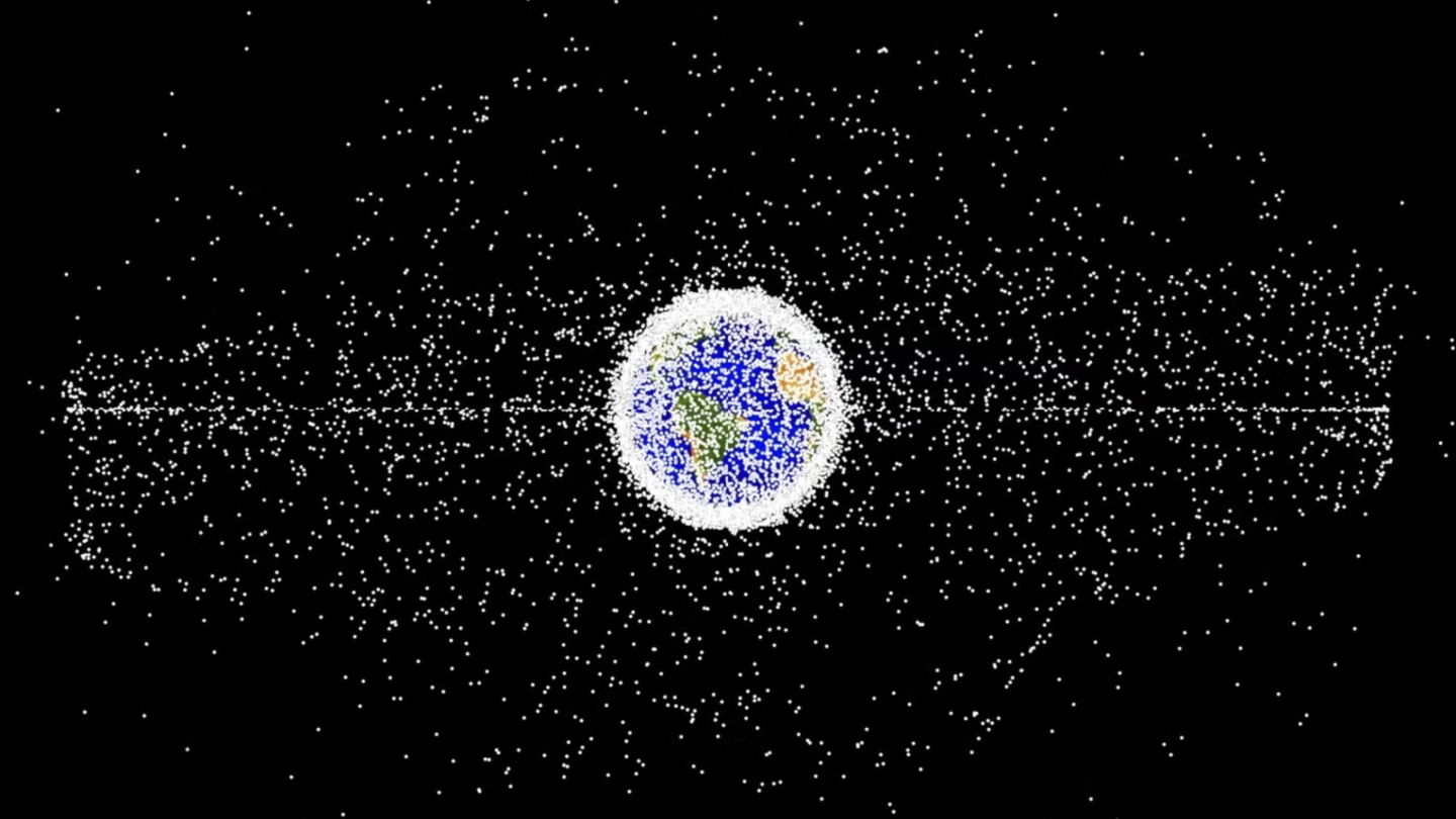 La communauté scientifique, en état de guerre contre Elon Musk. Son objectif est de lancer 30 000 satellites 3 Déchets spatiaux NASA