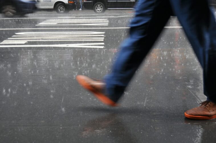 Optimiser sa course sous la pluie : les conseils d'un physicien 1 Does walking faster in the rain keep you drier? A physicist breaks it down