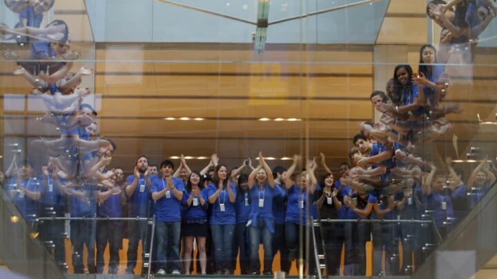 Apple accusée de violer les droits des travailleurs en imposant des règles illégales 2 travailleurs de la Apple