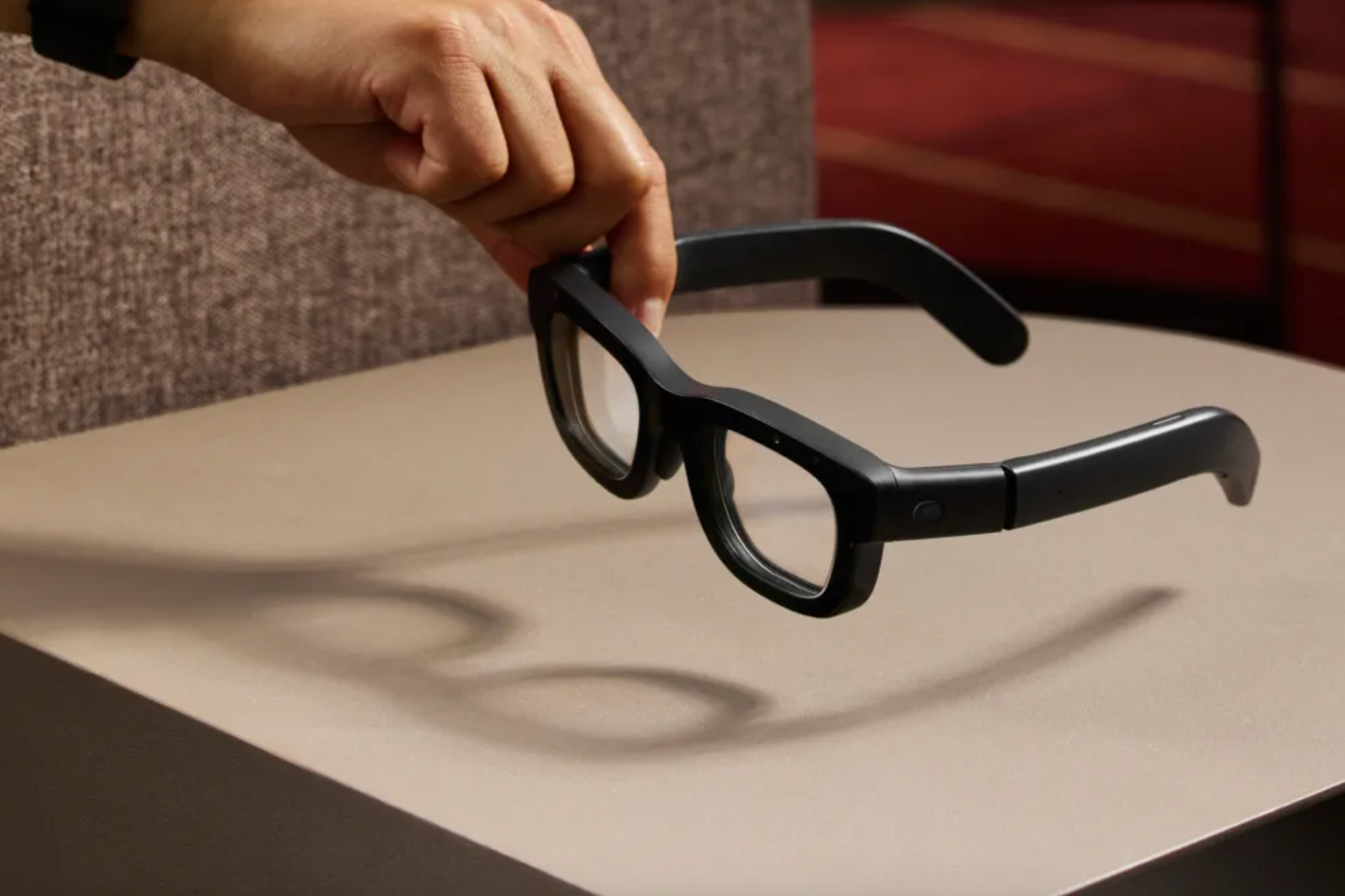 Apple espère surpasser Meta avec ses propres lunettes intelligentes 2 Lunettes intelligentes Meta Orion entre les mains d'une personne.