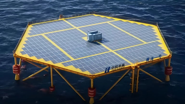Chine : Après avoir rempli les côtes de milliers de moulins à vent, il est maintenant temps de les inonder de panneaux solaires flottants 2 Après avoir rempli les côtes de milliers de moulins à vent, il est maintenant temps de les envahir avec des panneaux solaires flottants
