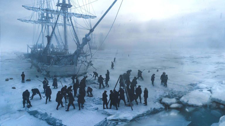 Ce bateau est resté isolé dans les glaces de l'Arctique. Nous savons maintenant que les membres de l'équipage ont mangé leur capitaine 2 Ce bateau est resté isolé dans les glaces de l’Arctique. On sait maintenant que les membres d’équipage ont mangé leur capitaine