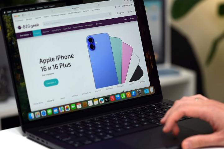 Ces énormes fuites sur le MacBook Pro M4 "confirmées" comme vraies 2 YouTuber russe Romancev768 avec ce qui est prétendu être un véritable MacBook Pro M4.