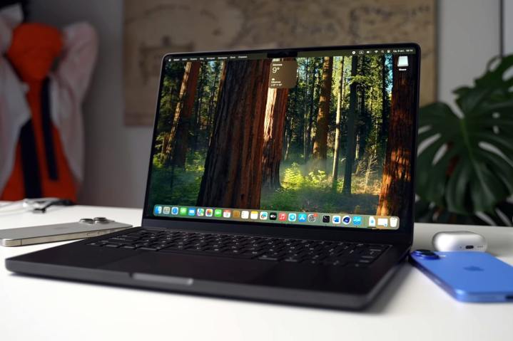 Ces fuites du MacBook Pro M4 sont une mine d'informations secrètes 2 YouTuber russe Romancev768 avec ce qui est censé être un véritable MacBook Pro M4.