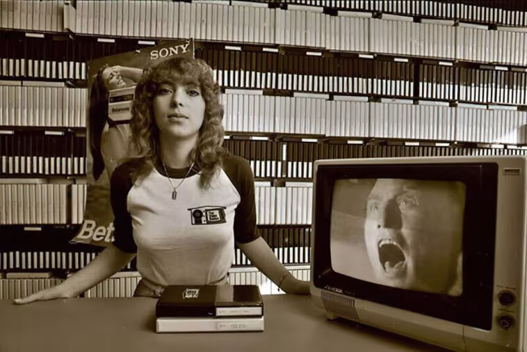 Combien coûtait la location d'un film dans le premier site marchand de location aux États-Unis en 1977 1 How much did it cost to rent a movie at the first rental store in the US in 1977?