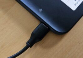 Le câble USB est inclus avec votre Tolino. (Photo : Sven Wernicke)