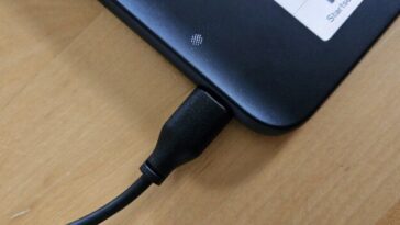 Le câble USB est inclus avec votre Tolino. (Photo : Sven Wernicke)