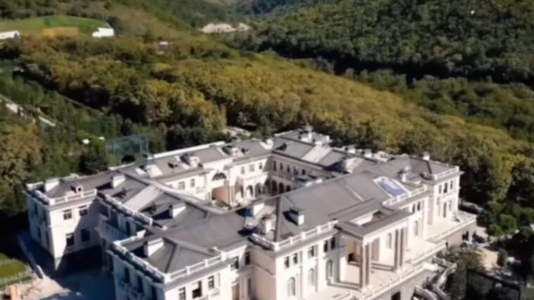 Comment une application pour coureurs a pu piéger Vladimir Poutine : une nouvelle preuve le lie à une résidence secrète 1 ALEXEI NAVALNY | Uno screen dal video pubblicato sul canale YouTube Alexei Navalny