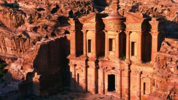 Découverte d'une tombe d'au moins 2.000 ans sous un site du film Indiana Jones : à qui appartenait-elle 29 Scoperta una tomba di almeno 2.000 anni sotto un sito del film Indiana Jones: a chi apparteneva