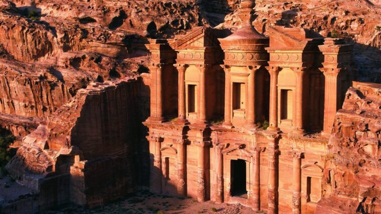 Découverte d'une tombe d'au moins 2.000 ans sous un site du film Indiana Jones : à qui appartenait-elle 1 Scoperta una tomba di almeno 2.000 anni sotto un sito del film Indiana Jones: a chi apparteneva