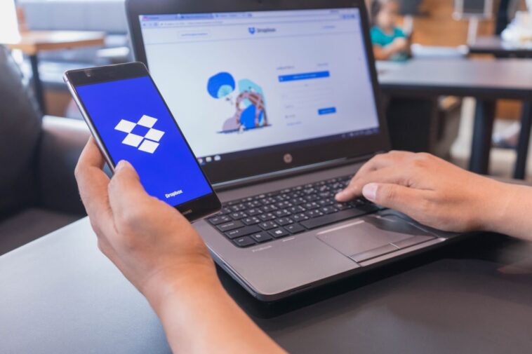 Dropbox licencie plus de 500 employés alors que la demande faiblit 1 Dropbox lays off another 500+ employees as demand softens