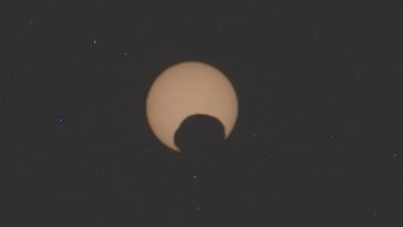 Éclipse spectaculaire sur Mars : la lune en forme de patate Phobos obscure le Soleil sur la Planète Rouge 13 La lune Phobos obscurcissant le Soleil sur Mars. Crédit : NASA/JPL-Caltech/ASU