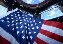 Le drapeau des États-Unis dans la Station Spatiale Internationale. Crédit : NASA