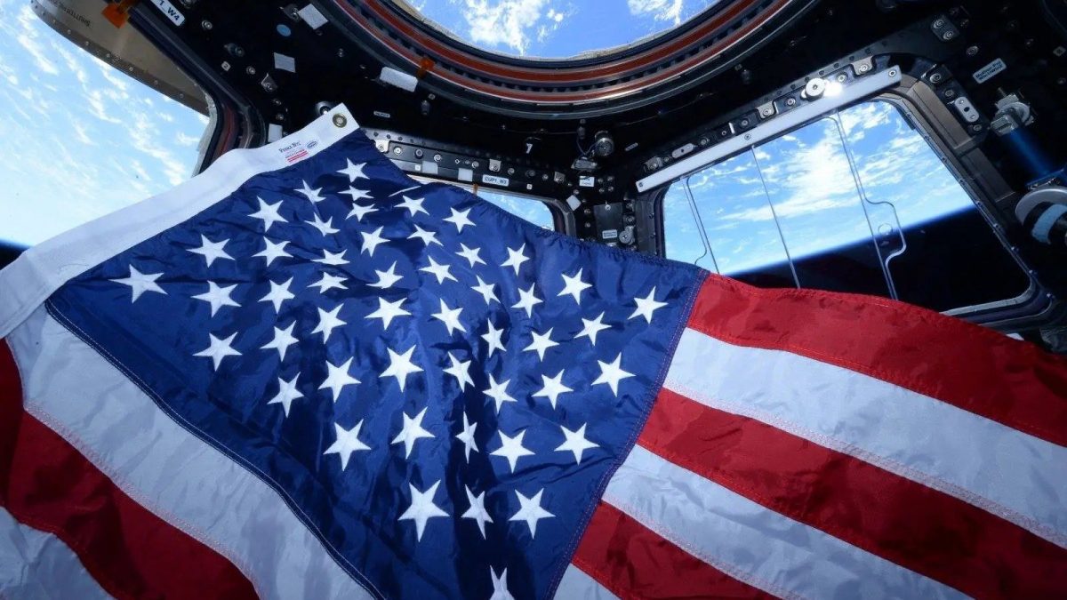 Élections américaines 2024 : comment les astronautes voteront-ils depuis l'espace pour Harris ou Trump ? 2 Le drapeau des États-Unis dans la Station Spatiale Internationale. Crédit : NASA