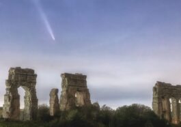 La cometa del secolo splende sull’acquedotto romano: il magnifico scatto nel cielo della Città Eterna