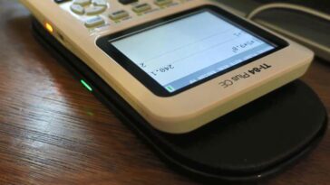 La "machine à copier définitive" : ils parviennent à ajouter Internet et ChatGPT à la mythique calculatrice TI-84 12 La "máquina para copiar definitiva": consiguen añadir Internet y ChatGPT a la mítica calculadora TI-84