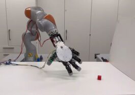 La sinistre mais futuriste main robotique que viennent d'inventer peut se détacher du bras pour attraper des objets