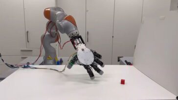 La main robotique sinistre mais futuriste qui vient d'être inventée peut se séparer du bras pour attraper des objets 23 La sinistre mais futuriste main robotique que viennent d'inventer peut se détacher du bras pour attraper des objets