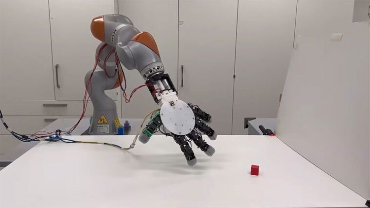 La main robotique sinistre mais futuriste qui vient d'être inventée peut se séparer du bras pour attraper des objets 1 La sinistre mais futuriste main robotique que viennent d'inventer peut se détacher du bras pour attraper des objets