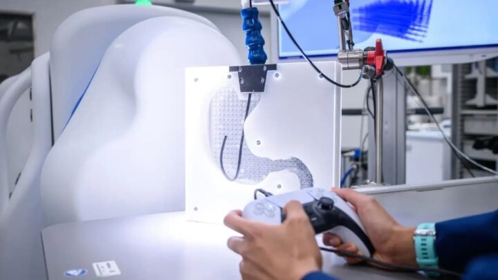 La manette DualSense de la PS5 a été utilisée par des médecins de Zurich lors d'une chirurgie à distance 2 Comando DualSense da PlayStation a ser usado numa cirurgia à distância