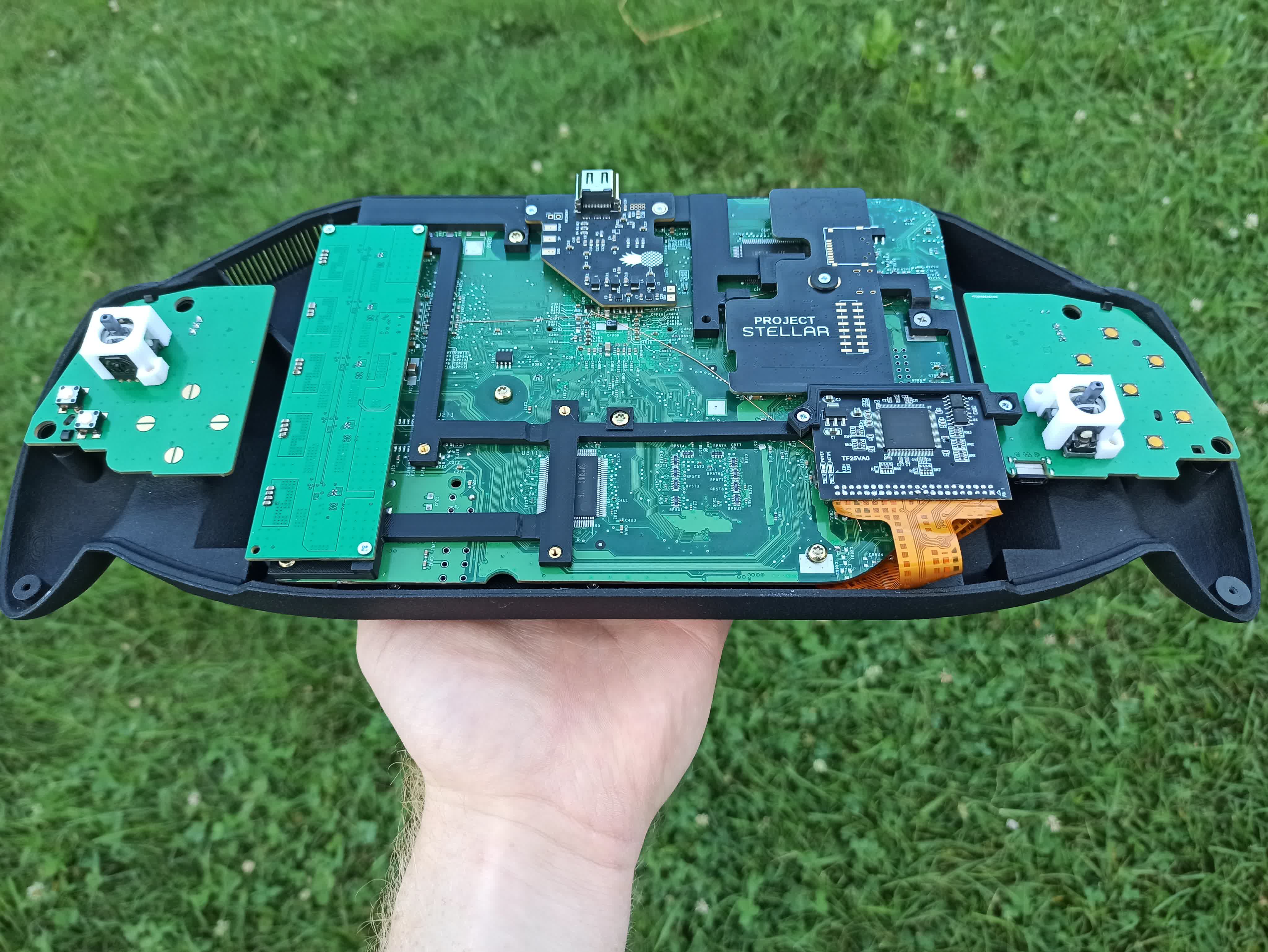 La première Xbox portable est là, grâce à un moddeur très dévoué 2 La premiere Xbox portable est la grace a un moddeur