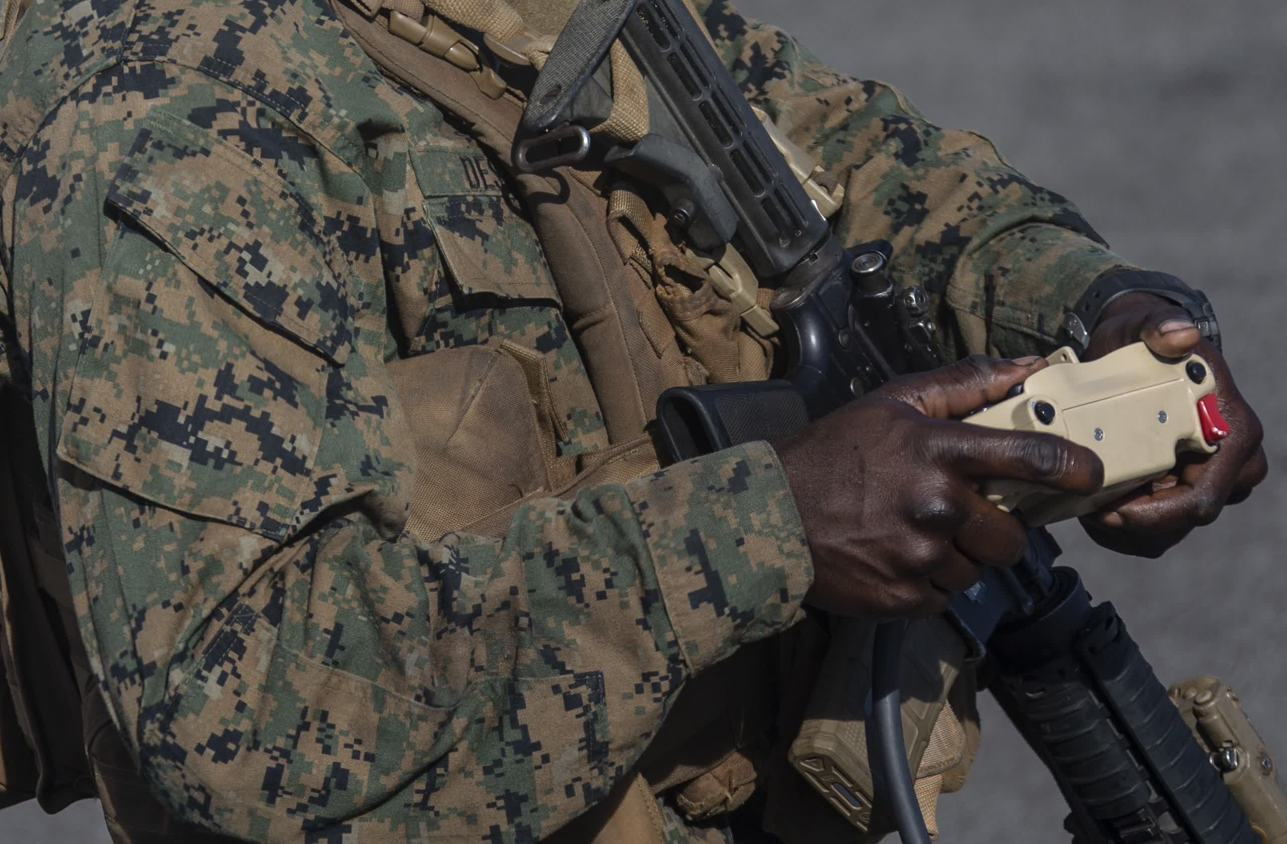 L'armée américaine utilise des armes et de l'équipement avec des manettes de jeu personnalisées 2 Larmee americaine utilise des armes et de lequipement avec des