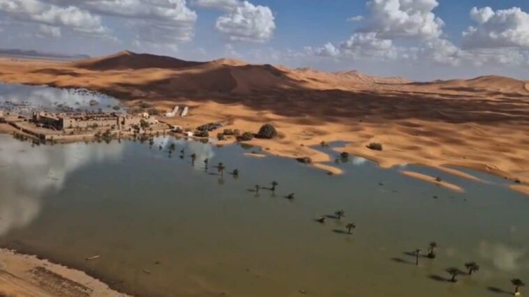 Le Sahara inondé par les pluies torrentielles : les images étranges du village de Merzouga 1 Il villaggio di Merzouga allagato. Credit: Morocco Desert Challenge / Facebook