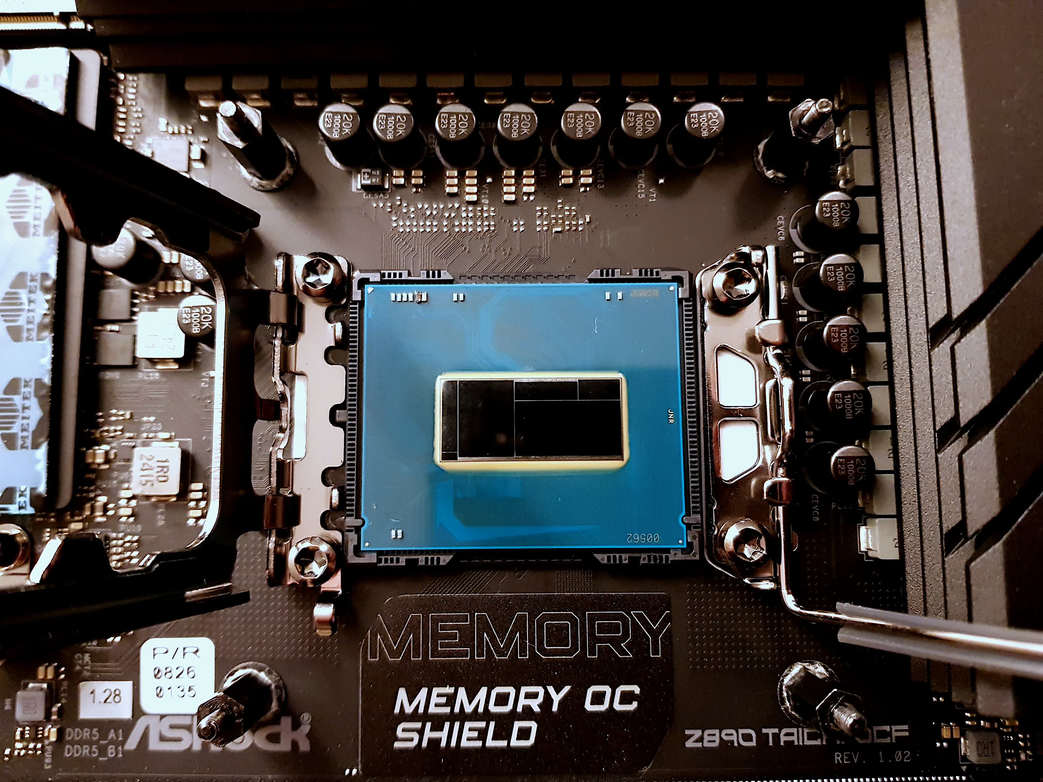 Le processeur Intel Arrow Lake-S est décapsulé avant son lancement, mettant en avant une architecture en tuiles 2 Le processeur Intel Arrow Lake S est decapsule avant son lancement