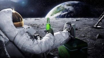 Le tourisme spatial : bientôt accessible à tous ? 17 Image meramente illustrativa de um astronauta a beber uma cerveja enquanto observa a Terra do espaço