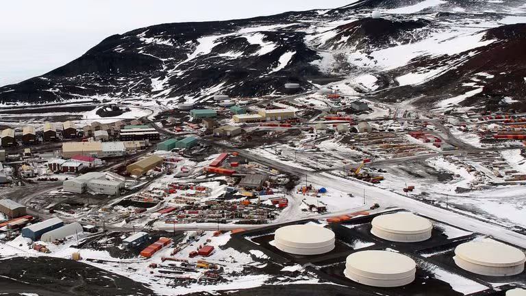 Les médecins se font retirer l'appendice quand ils voyagent en Antarctique. Bien que cela puisse sembler terrifiant, cela a beaucoup de sens 2 Les médecins se font retirer l'appendice lorsqu'ils voyagent en Antarctique. Bien que cela puisse sembler terrifiant, cela a beaucoup de sens