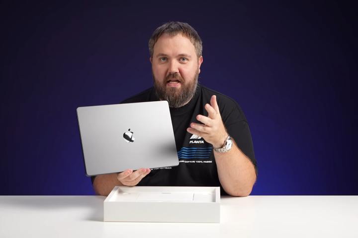 L'événement de lancement du Mac M4 d'Apple aura-t-il encore lieu ? Je suis sceptique 2 Le YouTuber russe Wylsacom avec ce qui est prétendument une véritable unité de MacBook Pro M4.
